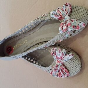 Restricted NWT tan Flats with bow Size 10